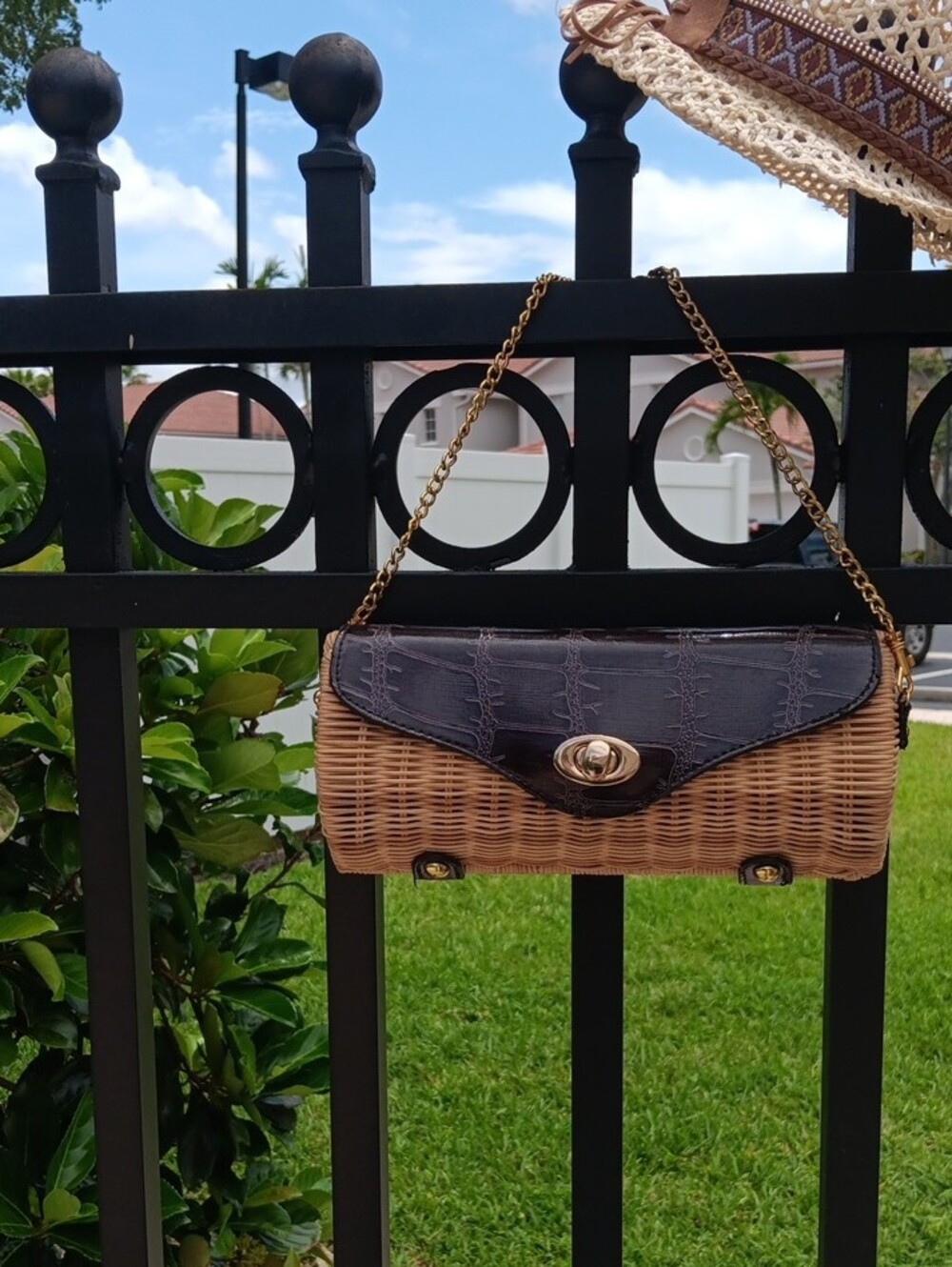 Source Unknown Woven Straw Bag with Dark Brown Trim And Gold Chain.Vintage - Picture 7 of 7